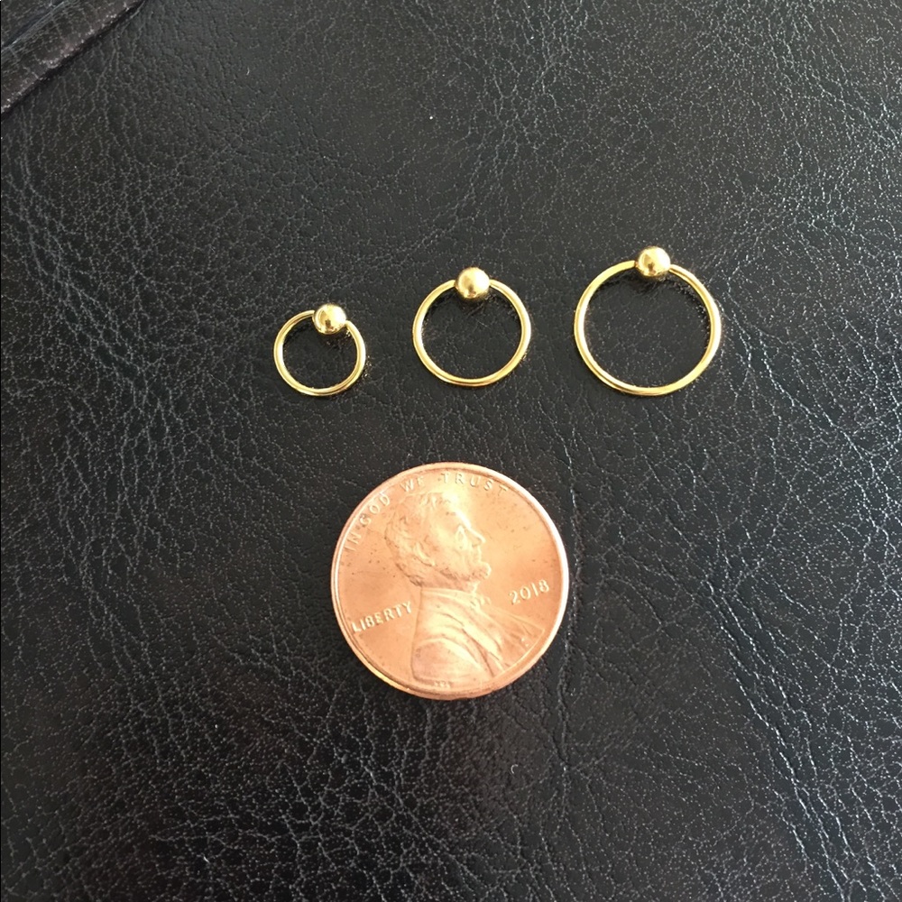 Captive rings set gold